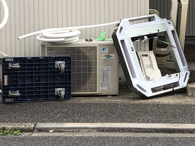 佐賀県で回収した故障したエアコン